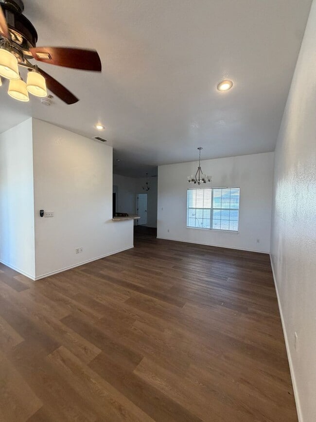 Building Photo - 1412 W Calle Sur St