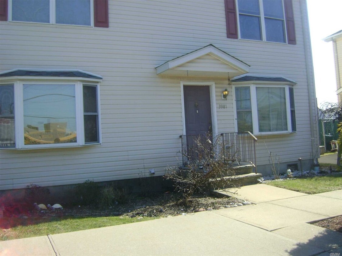 3981 Long Beach Rd, Island Park, NY 11558 Townhouse for Rent in