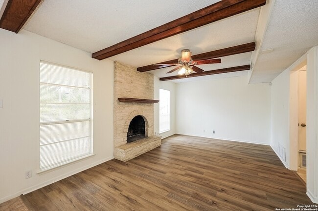 Foto del edificio - 3647 Pinebluff Dr