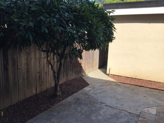 Foto del edificio - Beautiful Townhouse Freshly Painted New Ca...