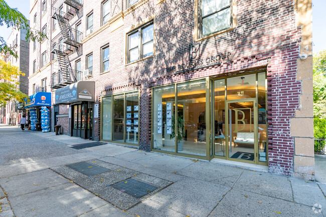 Retail - 25-90 35th St