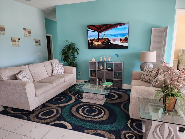 Building Photo - 6571 SE Twin Oaks Cir