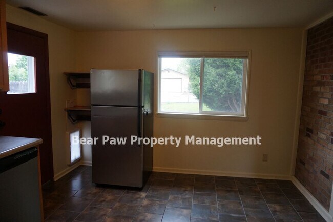 Building Photo - Two Bedroom Duplex in Golden