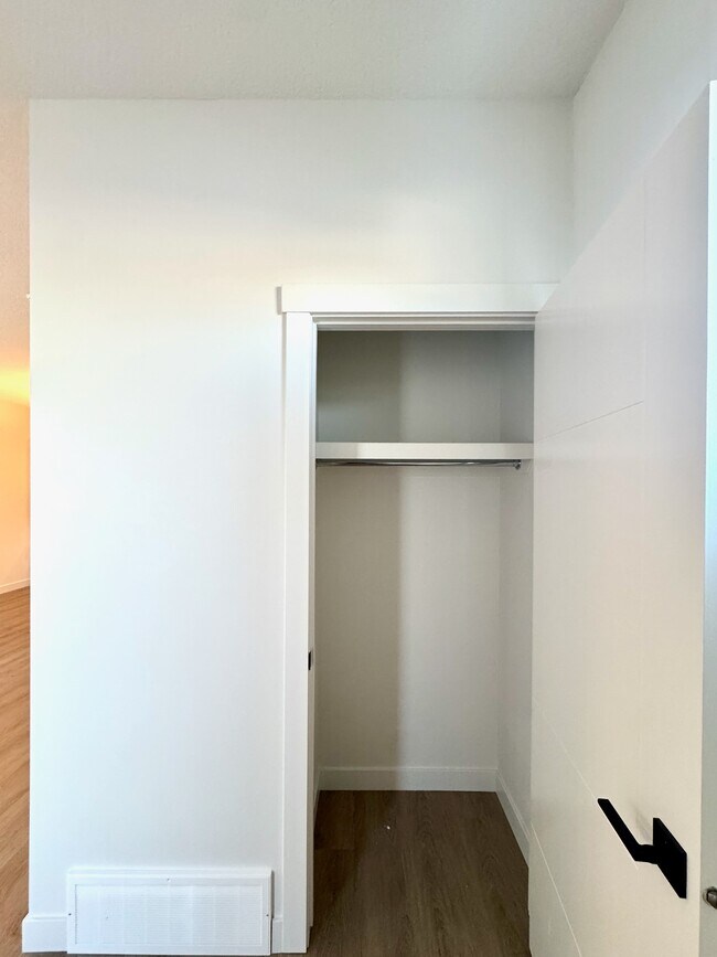 Building Photo - 9938 162 St NW