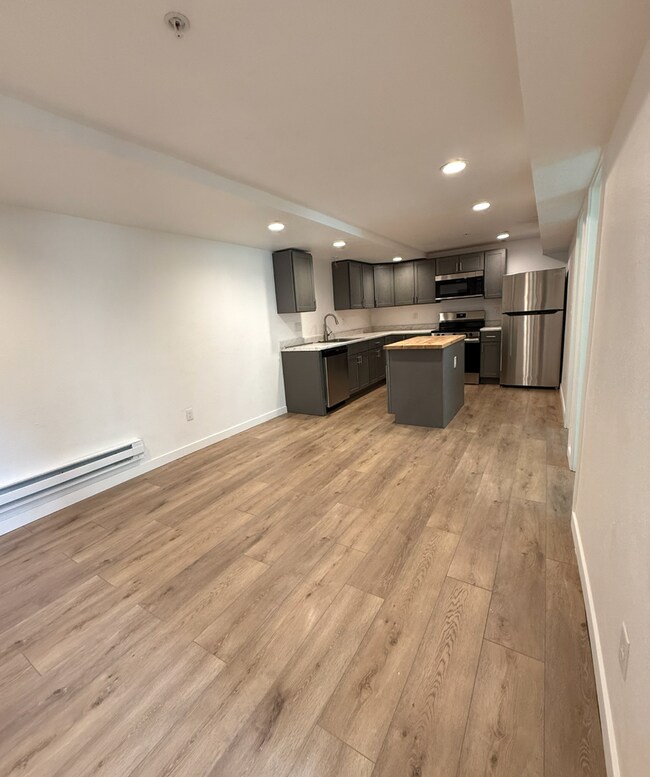 Building Photo - 2 weeks free!! 5080B E Warren Ave, Unit 52...