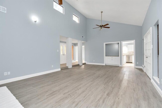 Building Photo - 3514 Summit Dr