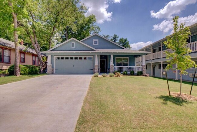 Building Photo - 4/2.5/2 Home! Rare Find!