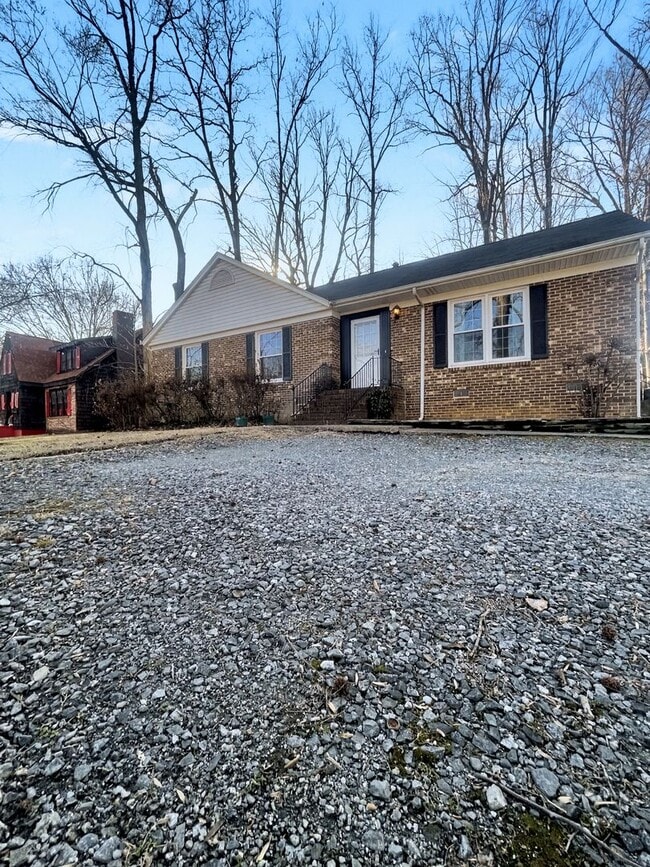 Building Photo - Charming Brick Ranch Home in Woodlea Acres