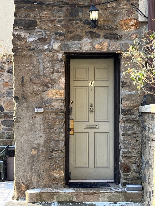 Foto del edificio - 1 bedroom with Private Patio and Garden