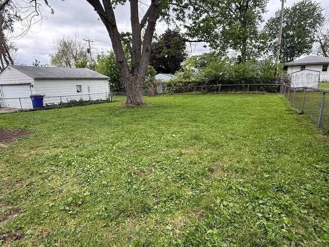 Building Photo - Freshly Renovated Bungalow in Home Park Area!