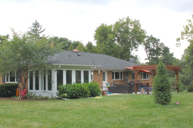 Building Photo - 2781 Kenilworth Dr