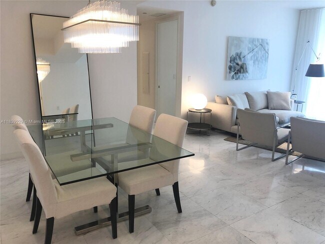 Foto del edificio - 15811 Collins Ave