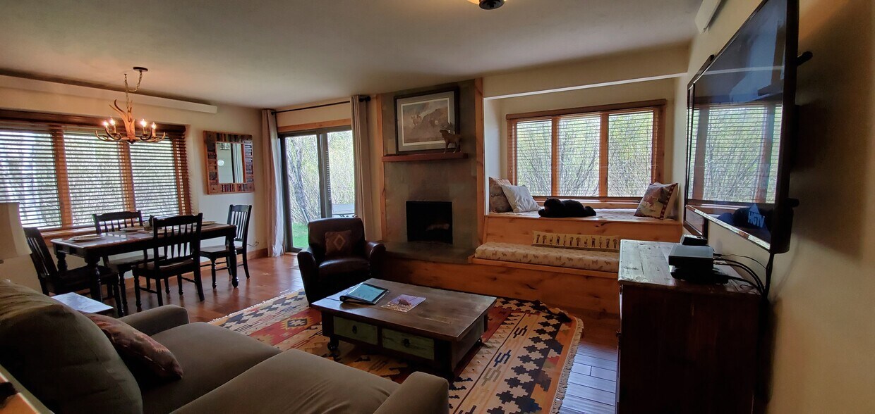 Primary Photo - 4425 Berry Dr