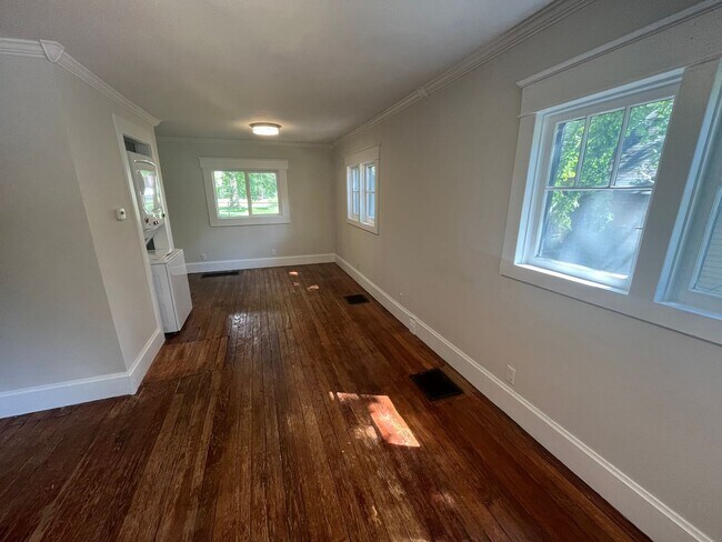 Building Photo - 3-bedroom, 1.0 bathroom Home near downtown Niles