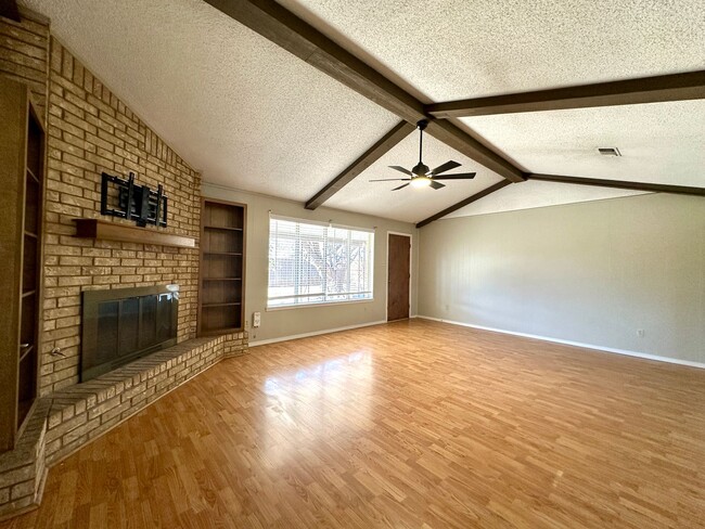 Building Photo - Cute Traditional 3-Bedroom with 2-Car Garage Available!