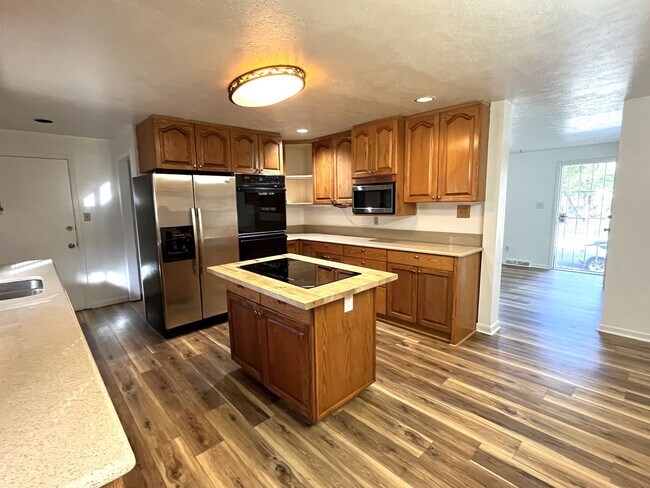 Foto del edificio - 3 Bedroom, 2 Bath Home In Aurora Hills, Up...