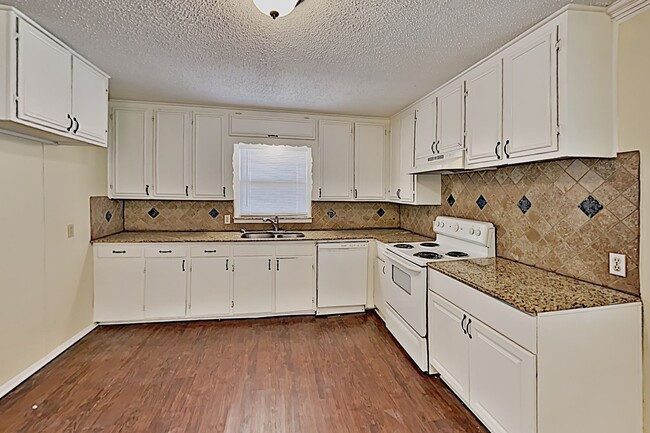 Foto del edificio - Charming 3-Bedroom Home with Spacious Living & Outdoor Retreat!