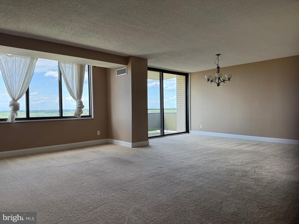 Foto principal - 5225 Pooks Hill Rd