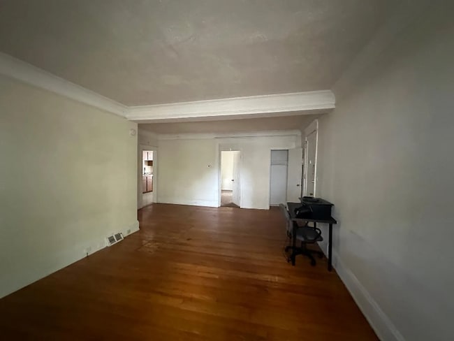 Building Photo - 420 Crescent St NE