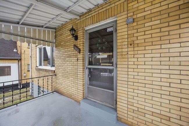 Building Photo - Newly renovated 3 bedroom all brick home in North Braddock!