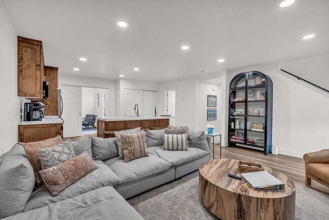 Foto del edificio - Charming Park Avenue Condo in Old Town!