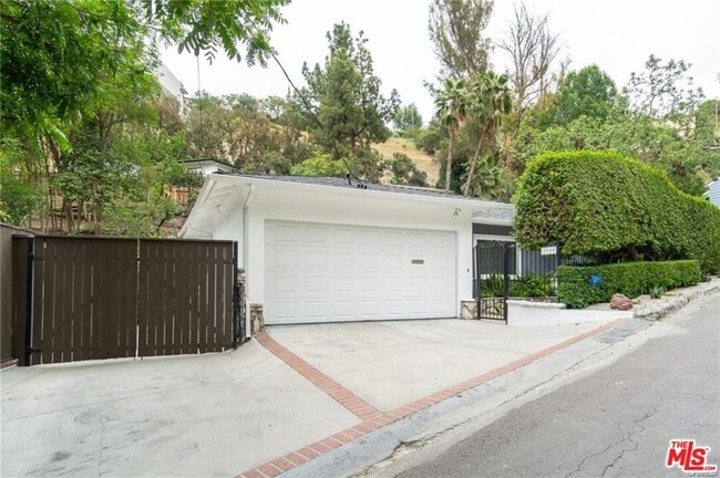 Foto del edificio - 3720 Ventura Canyon Ave