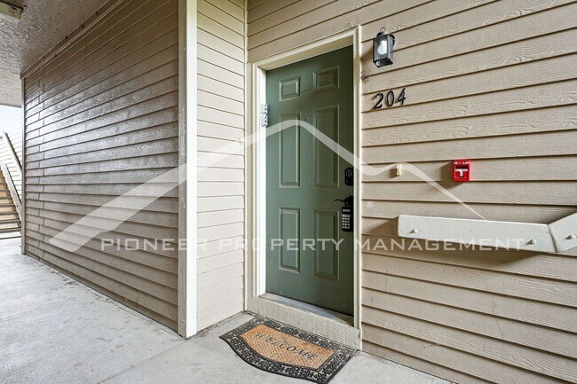 Building Photo - Spacious Condo with Central AC and Washer/...