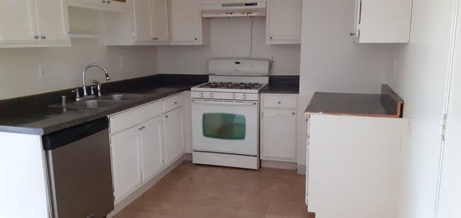 Kitchen - 3635 Veteran Ave