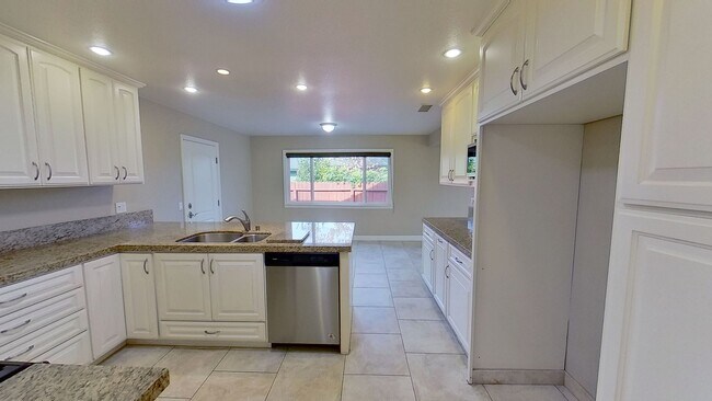Foto del edificio - 3 Bedroom, 2 Bathroom Home in Costa Mesa!