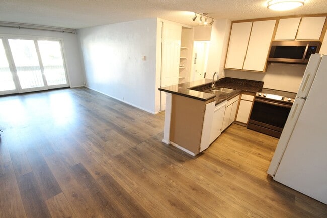 Building Photo - Large 2-bedroom condo at the Plaza Condos in Pacific Beach
