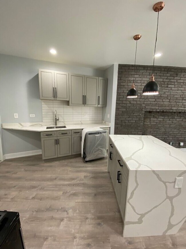 Foto del edificio - 7644 N Eastlake Ter