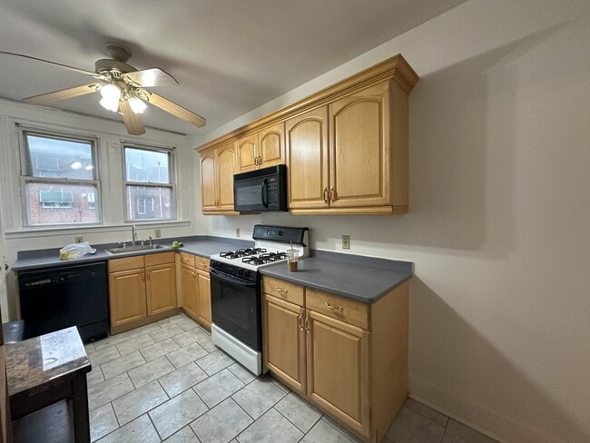 Building Photo - 3225 Fanshawe St