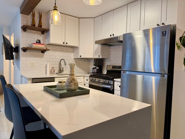 Building Photo - 850 N Dewitt Pl