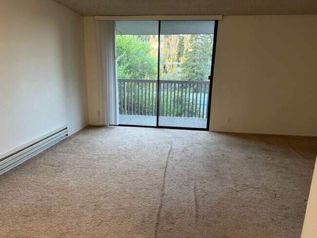 Building Photo - EPIC REA– Great Studio Condo at Shelter Cr...