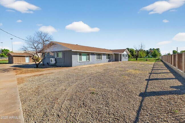 Building Photo - 1326 E Wier Ave