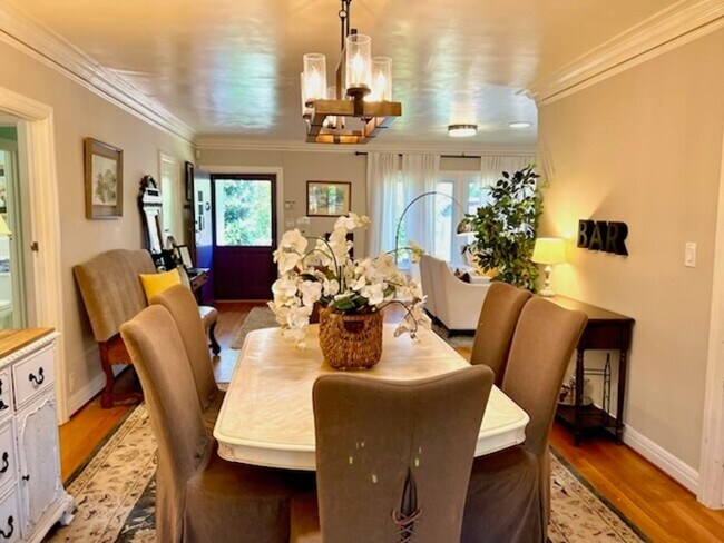 Foto del edificio - Fully Furnished Tranquil Downtown Home - Available Now!