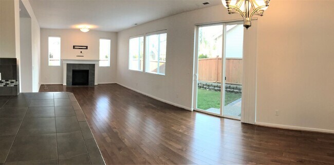 Building Photo - Stunning 2-Story Home Near Silver Lake