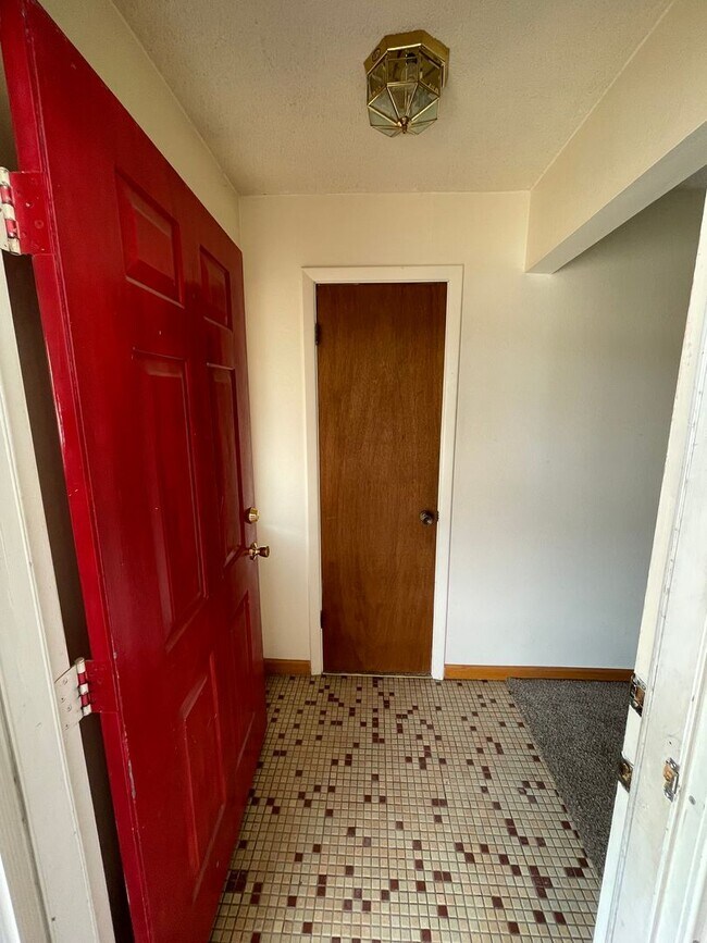 Building Photo - SW Location- Hardwood Floors