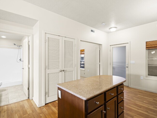 Building Photo - 2BD 2Bath Condo in the Heart of Salt Lake ...