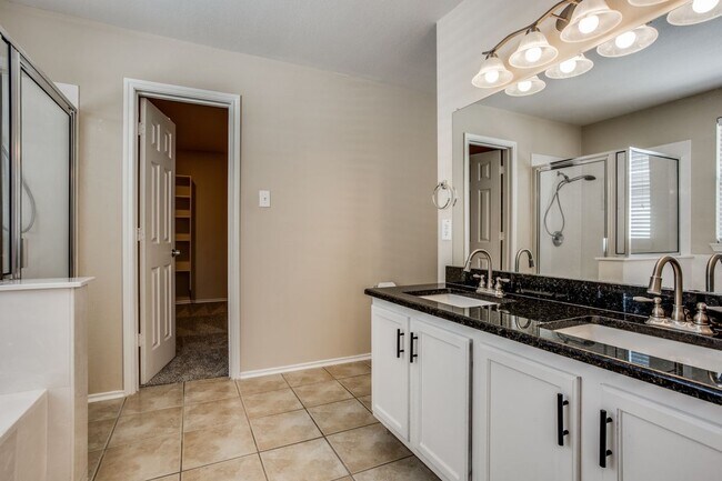 Foto del edificio - 2443 Green Meadows Ln