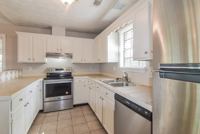 Building Photo - Cute 3 Bedroom Home