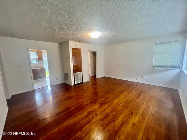 Building Photo - 3340 Sunnybrook Ave S