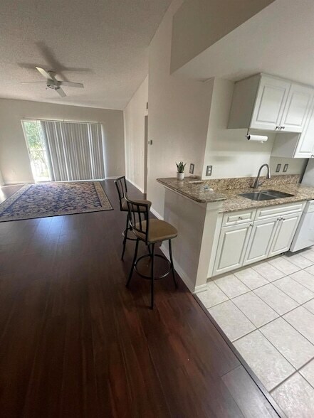 Foto del edificio - 400 Crestwood Ct N