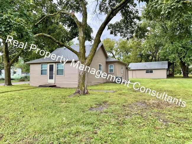 Building Photo - 3 Bedroom with Spacious Backyard