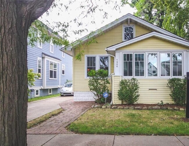 Foto del edificio - 1208 Emmons Ave