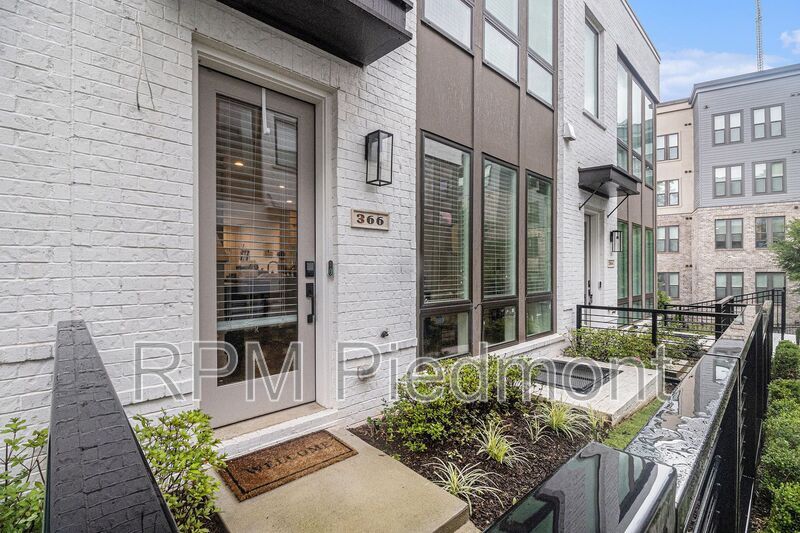 Photo - 366 Gibson St SE