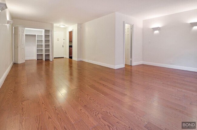 Foto del edificio - 330 W 45th St