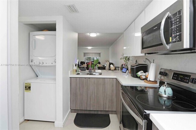 Foto del edificio - 9917 W Okeechobee Rd
