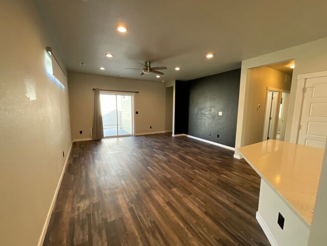 Foto del edificio - Newly Built 3 Bedroom Home w/ Hardwood Flo...