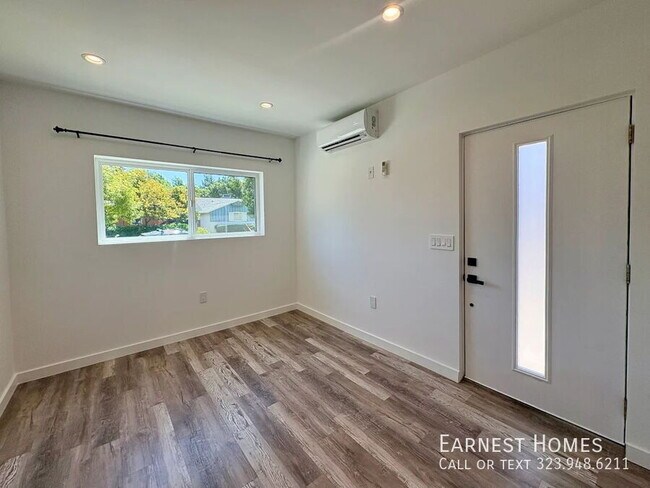Foto del edificio - 8045 Darby Ave